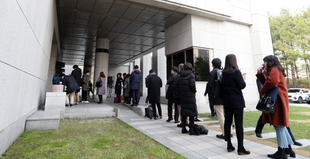 일제 강제징용 피해자 및 조선여자근로정신대 피해자들이 전범기업인 미쓰비시 중공업을 상대로 낸 손해배상 청구소송 상고심 선고 예정된 29일 오전 서울 서초구 대법원 앞에서 재판을 방청하려는 시민들이 줄지어 대기하고 있다./연합뉴스