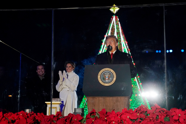 U.S. President Donald Trump, first lady Melania Trump and actor Antonio Sabato Jr. (L) participate in the 96th annual National Christmas Tree Lighting ceremony near the White House in Washington, U.S., November 28, 2018. REUTERS/Jonathan Ernst      <저작권자(c) 연합뉴스, 무단 전재-재배포 금지>