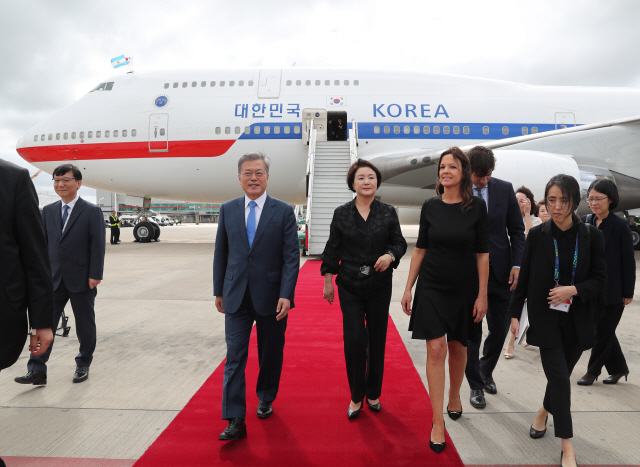 G20(주요 20개국) 정상회의에 참석하는 문재인 대통령과 부인 김정숙 여사가 29일 오전(현지시간) 아르헨티나 부에노스아이레스 에세이사 국제공항에 도착 후 공항을 나서고 있다. /연합뉴스