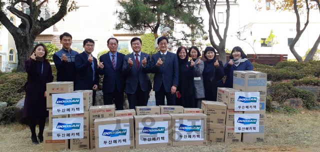 창원시와 두산메카텍이 29일 진해희망의 집과 ‘꿈 doo! 희망doo! 후원협약식’ 및 물품 나눔 행사를 가졌다. /사진제공=창원시