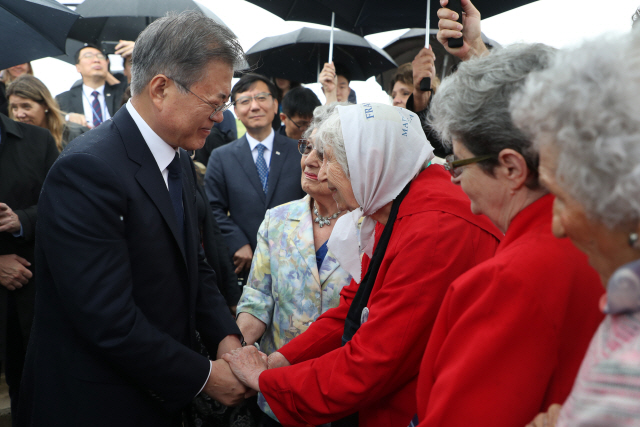 G20 정상회의 참석차 아르헨티나 부에노스아이레스를 방문 중인 문재인 대통령이 29일 오후(현지시간) 군부 독재 시절 희생자를 추모하기 위해 라플라타 강변에 마련된 국립역사기념공원을 방문해 희생자 가족 모임인 ‘5월 광장 어머니회’ 회원들을 위로하고 있다. /연합뉴스