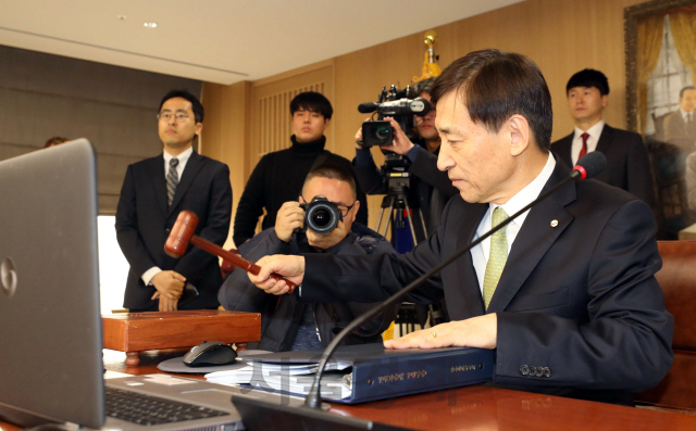 이주열 한국은행 총재가 30일 서울 중구 한국은행 본관에서 열린 금융통화위원회에 참석해 의사봉을 두드리고 있다./송은석기자