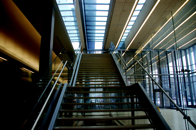 원피스나 치마를 입은 여성을 곤란하게 만드는 미국 오하이오주 법원의 유리 계단.