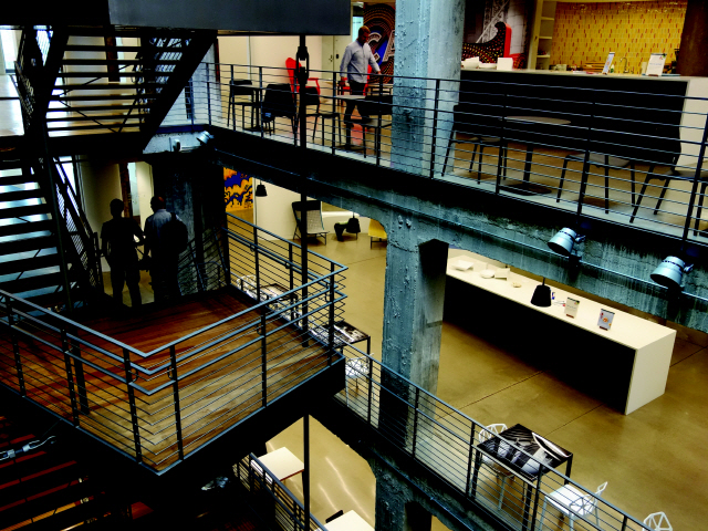 층간 의사소통을 촉진하기 위해 개방형으로 설계된 구글 시카고 사옥의 계단.