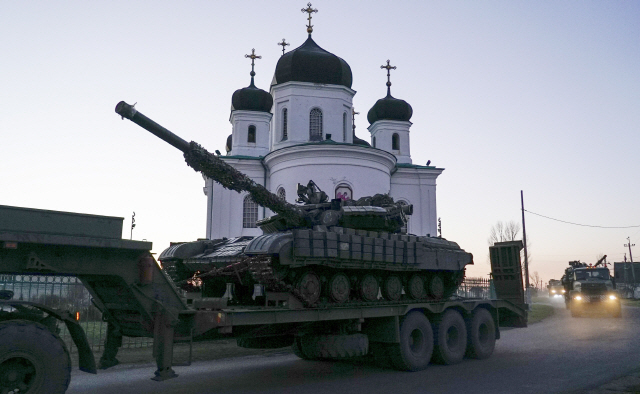 Ukrainian tanks are being transported in Urzuf, south coast of Azov sea, eastern Ukraine, Thursday, Nov. 29, 2018. Ukraine put its military forces on high combat alert and announced martial law this week after Russian border guards fired on and seized three Ukrainian ships in the Black Sea. (AP Photo/Evgeniy Maloletka)      <저작권자(c) 연합뉴스, 무단 전재-재배포 금지>