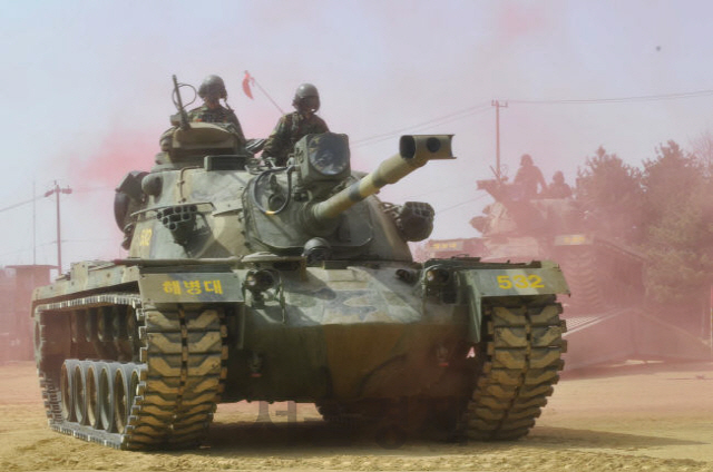 해병대가 마르고 닳도록 운용해온 미국제 구형 M48A3K. 육군 기계화부대 개편에 따라 해병대는 물론 육군 주요 사단의 M계열 전차가 국산 K전차 계열로 교체되고 있다. 기존의 M계열 전차는 후방의 동원 및 향토사단으로 이관된다.