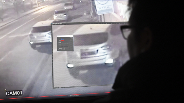 27일 오전 서울 서대문구 경찰청에서 최영호 경찰청 범죄분석담당관실 분석관이 CCTV를 분석하고 있다./송은석기자