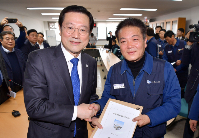 이용섭(왼쪽) 광주시장이 30일 오전 울산시 북구 현대자동차 울산공장 노동조합 사무실을 방문해 하부영 현대차 노조지부장과 면담을 마치고 악수하고 있다. /사진제공=광주광역시