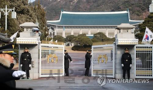 청와대 민정수석실 산하 반부패비서관실 특별감찰반 소속 직원이 경찰 수사내용을 사적으로 캐물었다 적발됐다. 이에 해당 직원이 소속되어 있던 검찰이 자체적인 감찰에 들어갔다./연합뉴스