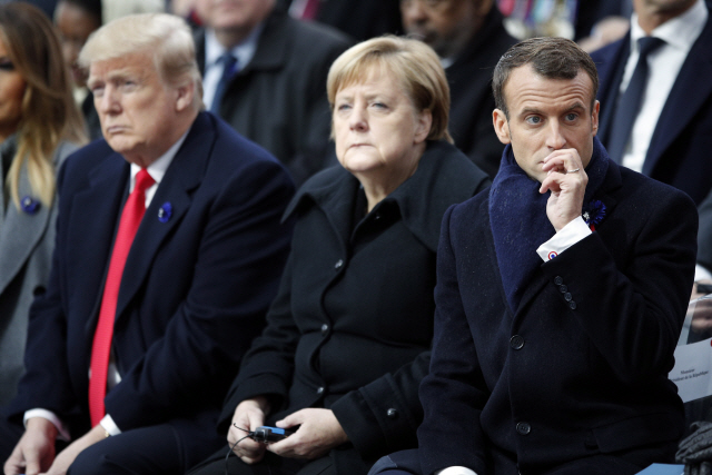 앙겔라 메르켈(가운데) 독일 총리, 에마뉘엘 마크롱(오른쪽) 프랑스 대통령, 도널드 트럼프 미국 대통령/파리=EPA연합뉴스