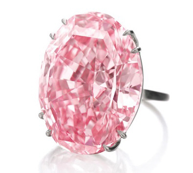 지난 4월 홍콩 소더비 경매에서는 약 7,100만 달러에 팔려 아시아에서 거래된 보석 최고가를 기록한 59.60 캐럿의 핑크 다이아몬드 ‘핑크 스타(Pink Star)’ /사진출처=소더비