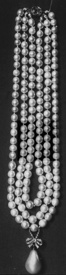 프랑스 왕비 마리 앙투아네트의 천연진주와 다이아몬드 펜던트는 세줄짜리 진주목걸이에 매달아 착용할 수 있다. /사진출처=소더비