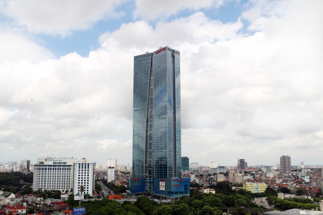 롯데자산개발이 베트남 하노이에 개발한 대형 복합빌딩 ‘롯데센터 하노이’ 전경