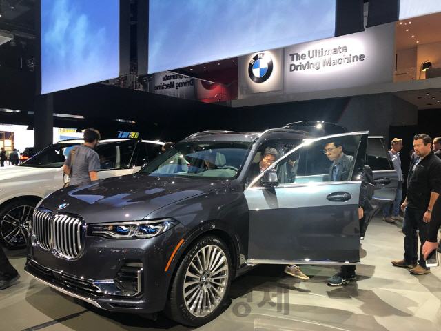 28일 미국 로스앤젤레스 LA컨벤션센터에서 열린 ‘LA오토쇼’에서 공개된 ‘BMW 뉴X7’./변수연기자