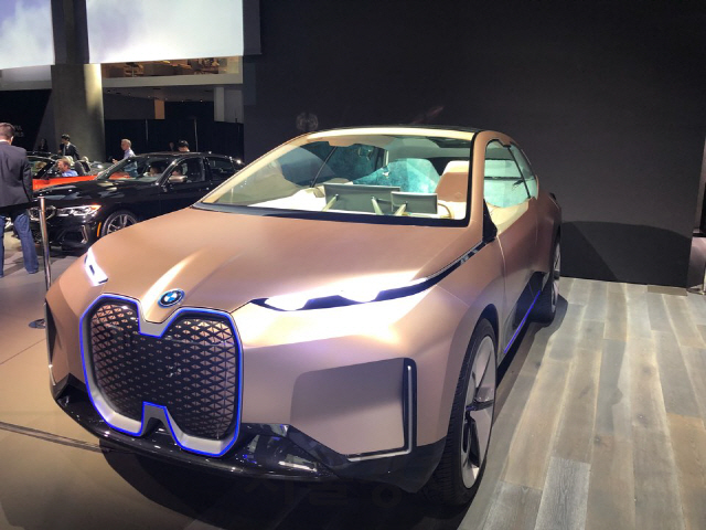 28일 미국 로스앤젤레스 LA컨벤션센터에서 열린 ‘LA오토쇼’에서 공개된 BMW의 콘셉트카 ‘비전 i넥스트’./변수연기자