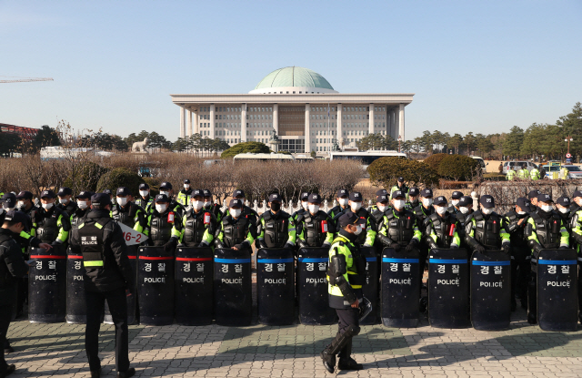 서울 여의도 곳곳에서 민중 총궐기 행사가 예정된 1일 오후 경찰들이 만일의 사태를 대비해 국회를 철통 경비하고 있다. /연합뉴스