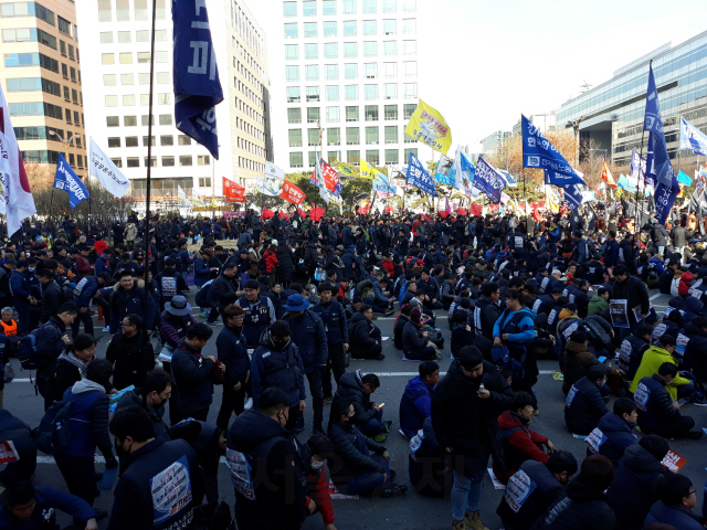 1일 국회 앞 대로에서 열린 ‘2018 전국민중대회’ 집회에 참여한 노조·농민·빈민 단체가 국회 정문 행진을 준비하고 있다. /이종혁 기자