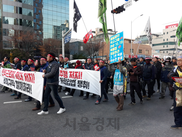 민주노총 등 시민단체가 모인 민중공동행동이 서울 여의도 국회의사당 앞에서 ‘2018 전국민중대회’를 연 가운데 민주노총 조합원 등 시위대가 “탄력근로제 확대 반대”를 외치며 국회대로를 행진하고 있다. /이종혁기자