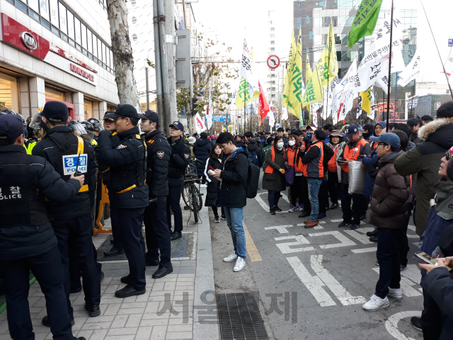 2만명 몰린 민주노총 주도 주말 시위…'이석기 석방·김정은 답방환영' 구호도