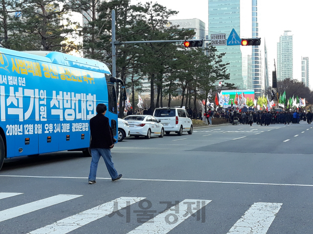 민주노총 등 시민단체가 모인 민중공동행동이 서울 여의도 국회의사당 앞에서 ‘2018 전국민중대회’를 연 가운데 내란음모에 가담한 혐의로 복역 중인 이석기 전 의원의 석방을 요구하는 일부 시위대가 타고 온 버스가 시위 현장에 주차돼 있다. /이종혁기자