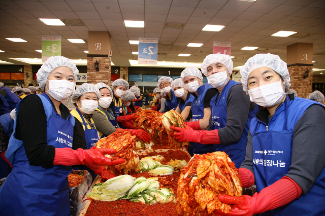 연말을 맞아 삼성전자 임직원과 지역 시민 400여명이 수원 ‘삼성디지털시티’에서 도움이 필요한 8,272세대에 전달할 65톤 규모의 김장 김치를 담그고 있다. /사진제공=삼성전자