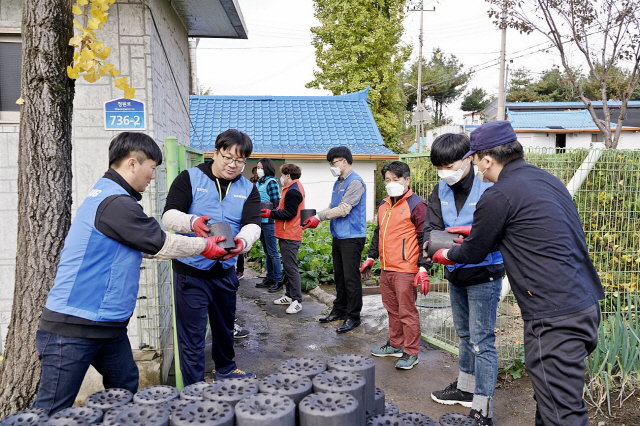 연말을 맞아 삼성전자 ‘희망이음 봉사팀’이 평택 고덕면에 거주하는 이웃들을 찾아 따뜻한 겨울을 날 수 있도록 연탄을 전달하고 있다. /사진제공=삼성전자