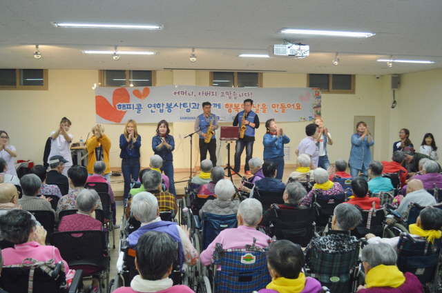 연말을 맞아 삼성전자 임직원들이 화성 묘희원을 찾아 어르신들 앞에서 공연을 하고 있다. /사진제공=삼성전자