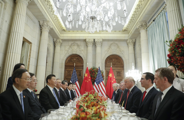 도널드 트럼프(오른쪽 줄 세번째) 미국 대통령과 시진핑(왼쪽 줄 세번째) 중국 국가주석이 1일(현지시간) 아르헨티나 부에노스아이레스의 팔라시오 두아우 파크 하이엇 호텔에서 양측 배석자들과 함께 업무 만찬을 시작하고 있다.  /부에노스아이레스=AP연합뉴스