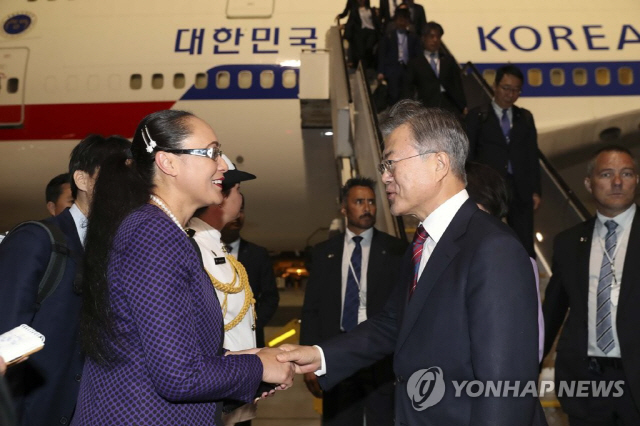 뉴질랜드를 국빈 방문한 문재인 대통령이 2일 오후(현지시간) 뉴질랜드 오클랜드 국제공항에 도착, 제니 살레사 건설·소수민족 담당 장관과 악수하고 있다./사진=연합뉴스