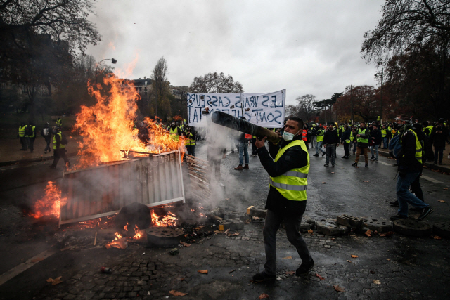 ‘노란 조끼’를 입은 프랑스 파리 시민들이 지난 1일(현지시간) 시위를 벌이고 있다. /파리=AFP연합뉴스