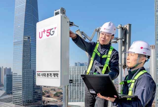 LG유플러스 직원들이 5G 전파 발사에 앞서 인천 송도에 구축한 5G 기지국을 최종 점검하고 있다./사진제공=LG유플러스