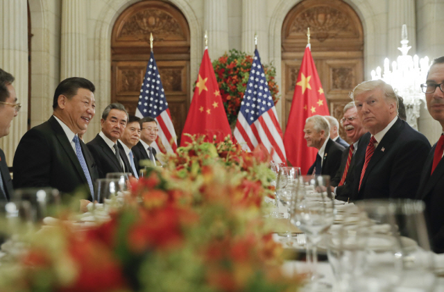 도널드 트럼프 미국 대통령과 시진핑 중국 국가주석이 미·중 정상회담에서 북한 문제에 대한 ‘100% 협력’을 약속했다. /AP연합뉴스