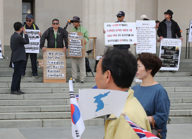 3일 오전(현지시간) 뉴질랜드 오클랜드 전쟁기념박물관 입구에서 문재인 대통령의 국빈방문을 환영하는 교민들과 반대 시위대들이 엇갈리고 있다./연합뉴스