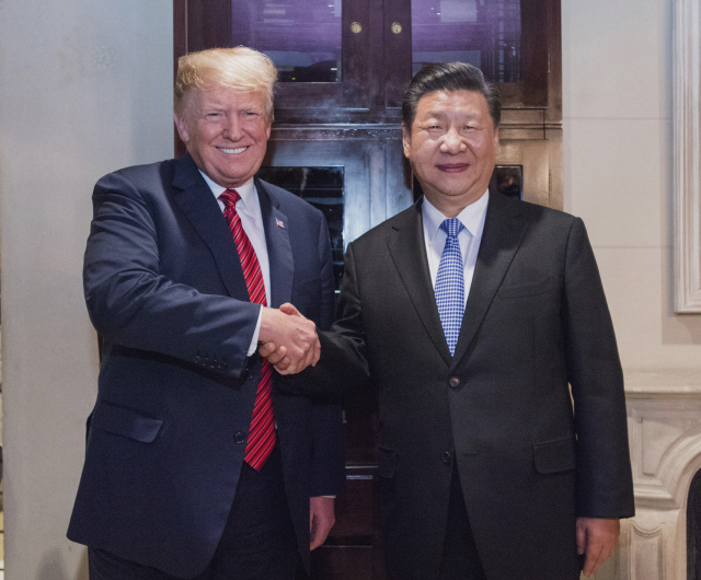 도널드 트럼프(왼쪽) 미국 대통령과 시진핑 중국 국가주석이 지난 1일(현지시간) 열린 업무 만찬에서 악수하고 있다. /부에노스아이레스=신화연합뉴스
