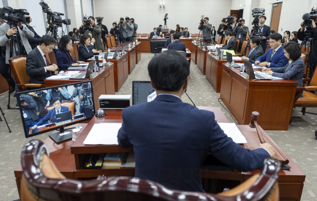 조승래 국회 교육위 소위원장이 3일 국회에서 열린 교육위원회 법안심사소위를 주재하고 있다. 이날 법안심사소위에서는 사립 유치원의 공공성을 강화한 ‘유치원 3법’을 논의했다./이호재기자