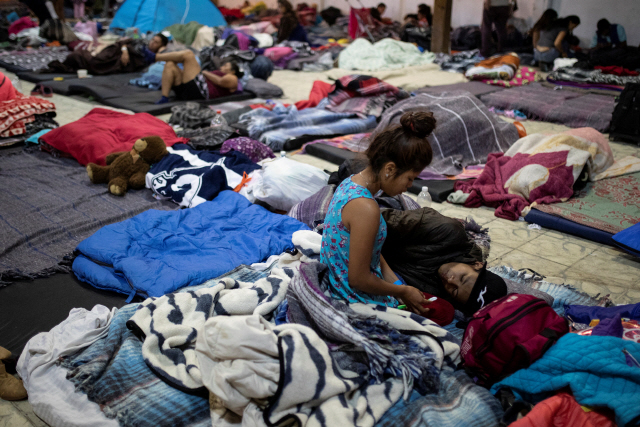 미국으로 이민하려는 캐러밴이 2일(현지시간) 멕시코 국경도시 티후아나에서 쉬고 있다. /티후아나=로이터연합뉴스