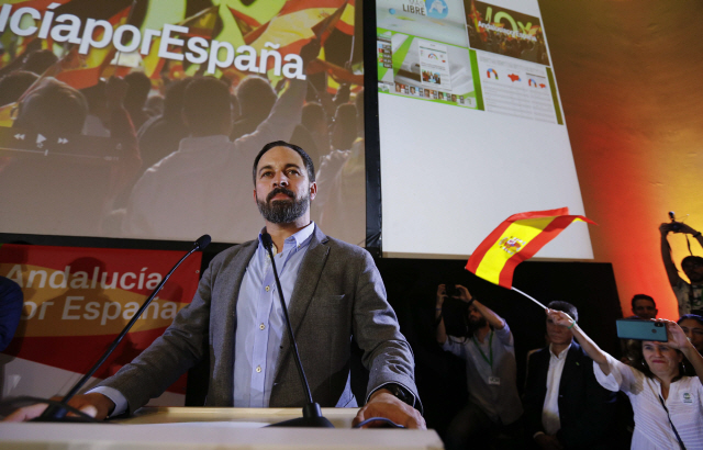 스페인 극우정당 복스의 산티아고 아바스칼 대표가 2일(현지시간) 안달루시아 지방선거 결과를 축하하고 있다. /세비야=로이터연합뉴스