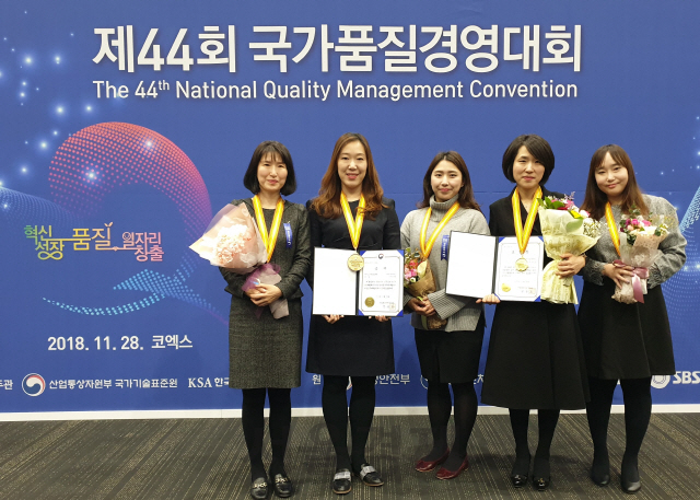 KT CS 직원들과 함께 한국주택금융공사 장선미(사진 오른쪽에서 두 번째) 센터장이 수상을 축하하며 기념촬영을 하고 있다. 사진제공=KT CS