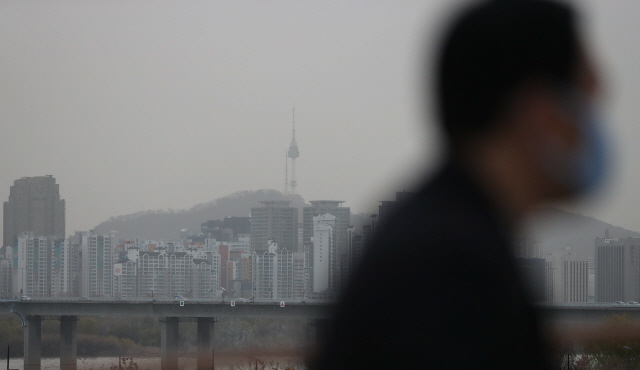 지난달 28일 미세먼지로 흐릿하게 보이는 서울 도심 / 연합뉴스 제공