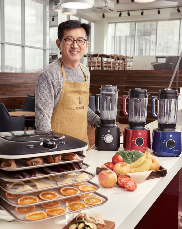 하외구 리큅 대표가 리큅센터빌딩에서 식품건조기와 초고속 블렌더를 선보이고 있다.