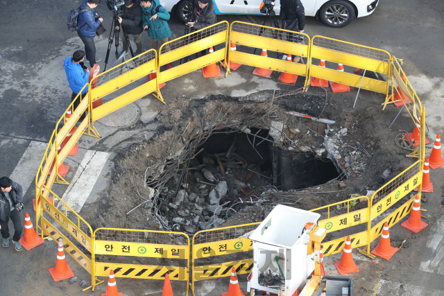 지난달 25일 서울 서대문구 충정로 KT 아현지사에서 KT 관계자들이 전날 발생한 화재 복구에 매진하고 있다. /송은석기자