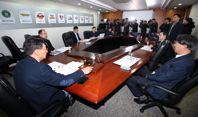 3일 서울 강남구 KBL센터에서 프로농구 전주 KCC의 수석코치로 선임된 전창진 전 감독의 등록 승인 여부를 논의하는 재정위원회가 조승연 위원장 주재로 열리고 있다. /연합뉴스