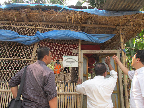 (사)굿파머스 측이 병아리를 지원받은 방글라데시의 농가를 방문해 애로를 듣고 지원 방안을 협의하고 있다. /출처=굿파머스 홈페이지