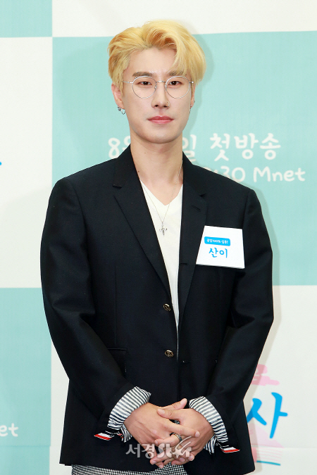 산이가 Mnet ‘방문교사‘ 제작발표회에 참석해 포토타임을 갖고 있다. / 서울경제스타 DB
