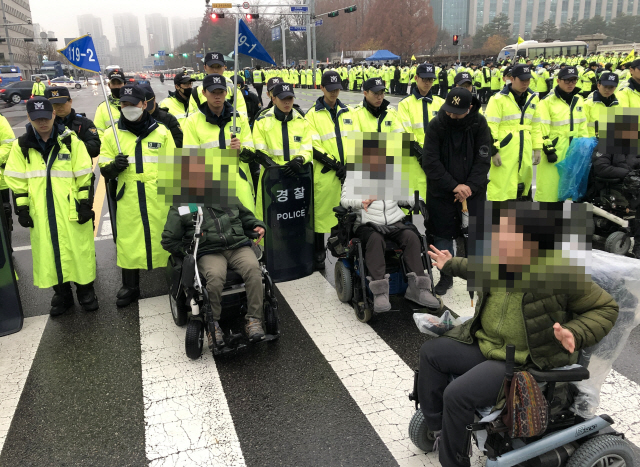 국회 앞 농성하는 ‘장애등급제 폐지’ 주장 장애인들 / 연합뉴스 제공