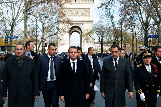 2일(현지시간) 에마뉘엘 마크롱(앞줄 가운데) 프랑스 대통령이 노란 조끼의 시위가 발생한 파리 시내를 둘러보고 있다. /파리=로이터연합뉴스