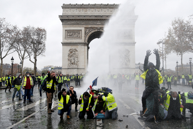 1일(현지시간) 프랑스 파리 개선문 앞에서 노란 조끼 시위대가 경찰의 물폭탄을 맞고 있다. /파리=로이터연합뉴스