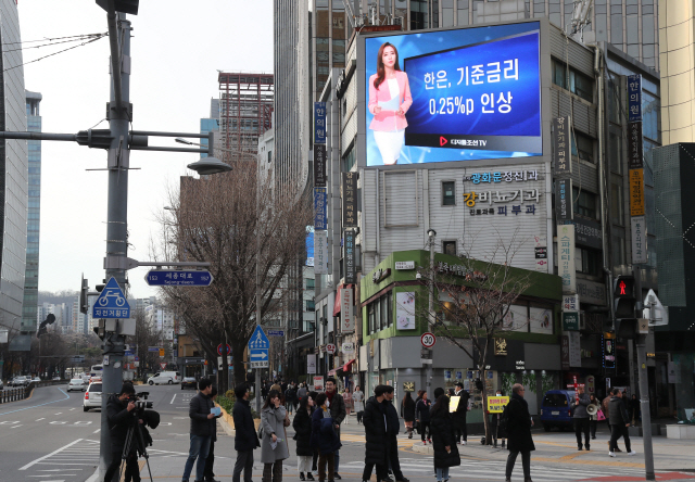 한국은행이 기준금리를 인상한 지난달 30일 오후 서울 종로구 세종로네거리의 전광판에 관련 뉴스가 표시되고 있다. /연합뉴스