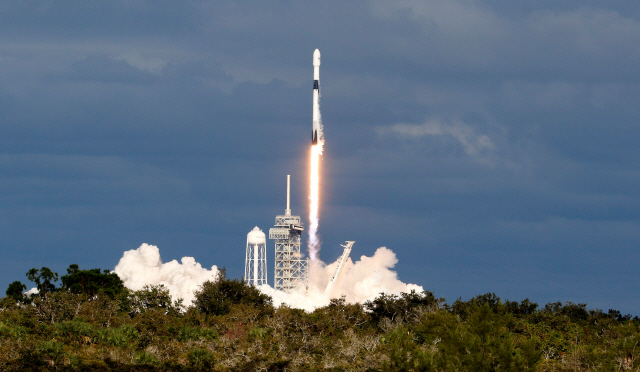 지난달 15일(현지시간) 미국 우주탐사기업 스페이스X의 팰컨9 로켓이 플로리다주 케이프커내버럴의 미 항공우주국(NASA) 케네디우주센터 39A 발사장에서 발사되고 있다. /플로리다=로이터연합뉴스