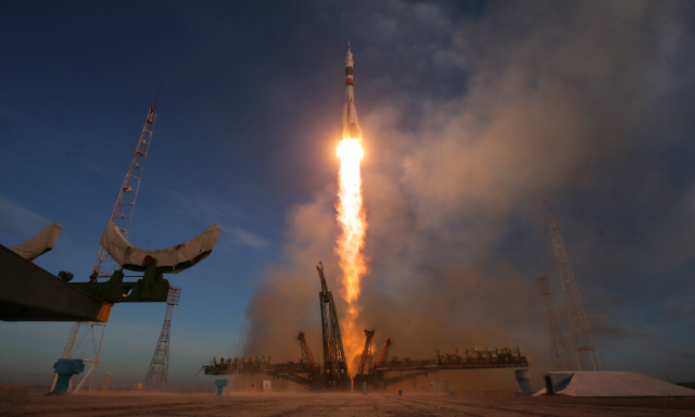 3일(현지시간) 카자흐스탄 바이코누르 우주기지에서 ‘소유즈 MS-11’가 발사되는 모습/EPA연합뉴스